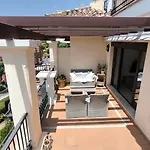 Jacarandas Penthouse With Stunning Views & Private Rooftop *