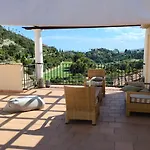 Jacarandas Penthouse With Stunning Views & Private Rooftop