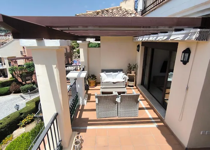 Jacarandas Penthouse With Stunning Views & Private Rooftop *
