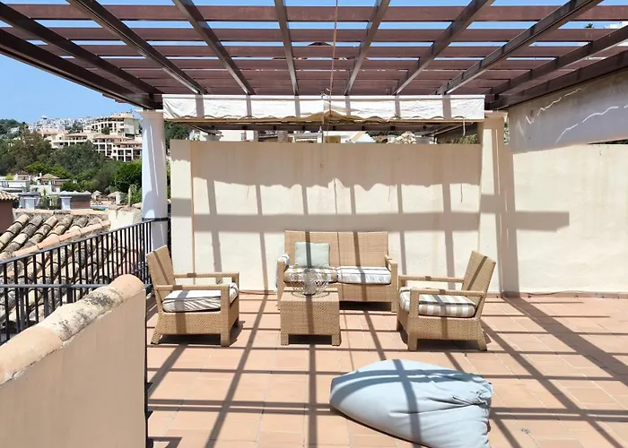 Jacarandas Penthouse With Stunning Views & Private Rooftop * ベナアビス