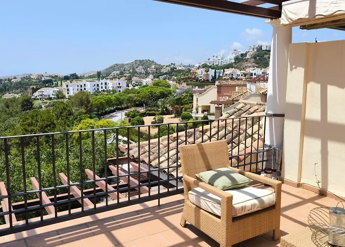 Jacarandas Penthouse With Stunning Views & Private Rooftop *