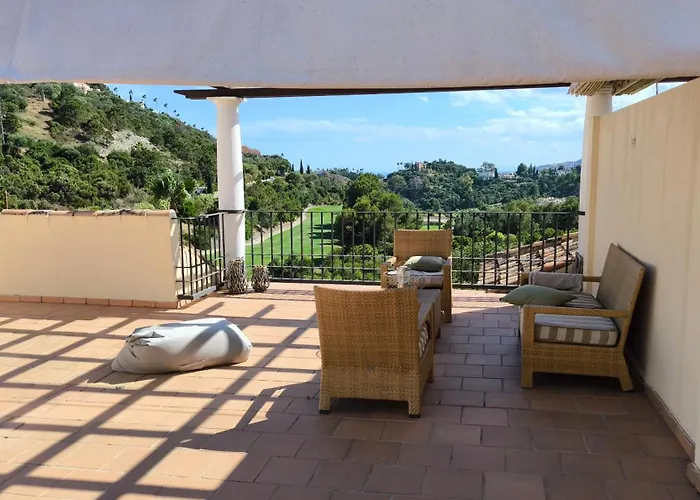 Jacarandas Penthouse With Stunning Views & Private Rooftop